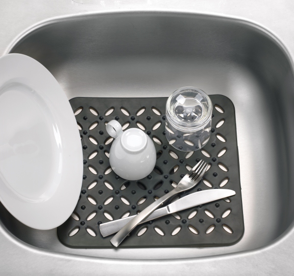 Umbra-Sink-Liner-in-use-3-600x564 UMBRA-330468-582 SINK LINER L PODLOŽAK ZA SUDOPER T.SIVI n.r.v. - Slika 1